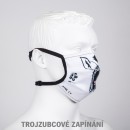 Typ úchytu roušky: pružný tkaloun a trojzubcové zapínání s posuvným jezdcem za hlavu