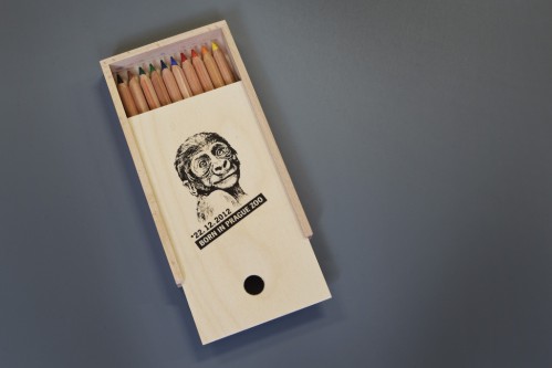 Pastelky s gorilím mládětem Nuru