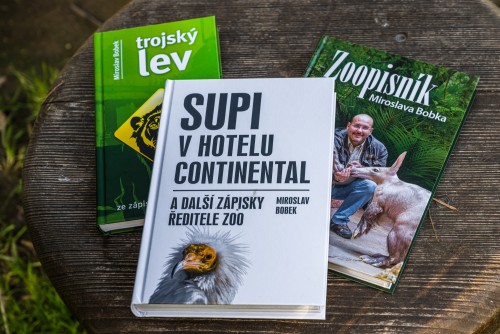 Balíček knih ředitele zoo Miroslava Bobka